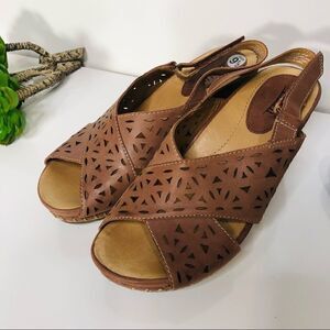 Earth Aries Brown Leather Wedge Comfort Sandals Lasercut 9.5 B